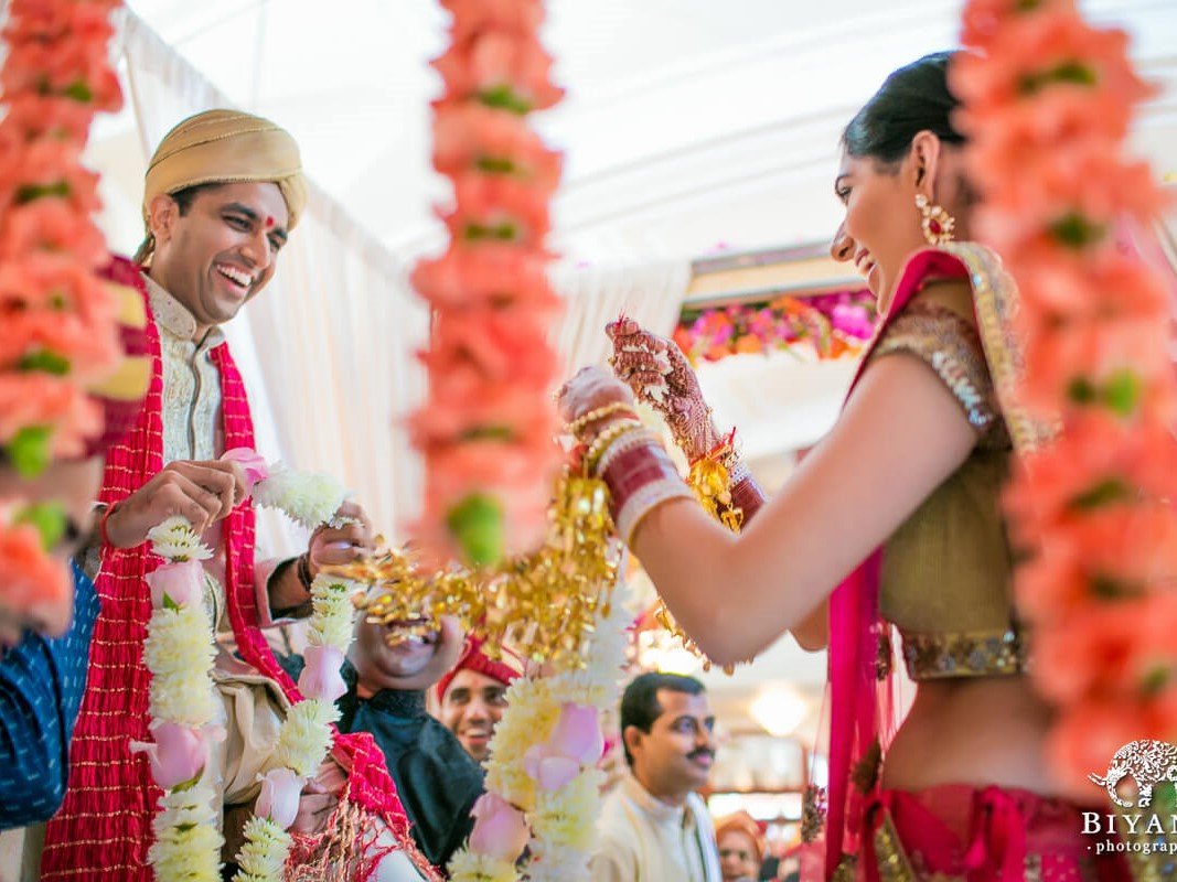 sikh couple exchange garlands milini